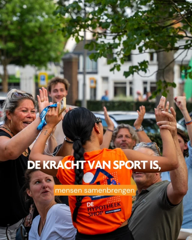 De kracht van sport is meer dan bewegen 💚

Sport brengt mensen samen en zorgt ervoor dat niemand er alleen voor staat.

Of je nu samen een activiteit doet, een evenement beleeft of wekelijks beweegt in de buurt: sport creëert verbinding.

Daarom zetten wij ons elke dag in voor een omgeving waarin iedereen mee kan doen. Van jong tot oud.

Wat is sport voor jou?