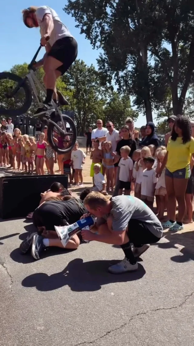 De laatste week van de zomervakantie zit erop! ☀️

En er gebeurde weer genoeg. Kijk je mee met een paar van de leukste momenten?

👀 Bonusvraag: welke buurtsportcoach viel er bíjna van de SUP af? 😂

Wat was jouw favoriete activiteit van afgelopen week? Laat het weten in de reacties! 👇

#zomervakantiesportsupport #sportsupport #sup #endofsummerparty