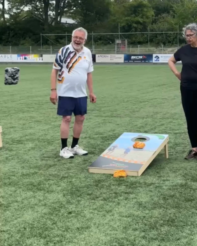Soms zijn sportactiviteiten zoveel meer dan alleen bewegen 🧡💚

Bij OldStars in de Wijk komen 55 + deelnemers iedere week samen om actief te blijven. Samen met de buurtsportcoach werken de deelnemers aan kracht, balans en conditie.

Maar voor veel deelnemers is het sociale contact minstens zo waardevol.

Dat zagen we ook bij één van onze deelnemers. Kort nadat zijn vrouw overleed, stond hij alweer op het voetbalveld bij zijn vertrouwde OldStars-groep. Juist omdat dit vaste moment hem hielp om op de been te blijven. Even bewegen, de andere mannen zien, samen een kop koffie drinken en onderdeel blijven van de groep.

Precies dat is de kracht van OldStars in de Wijk.

Veel deelnemers die bij ons een valpreventiecursus volgen, stromen daarom door naar deze activiteiten. Zo blijven ze niet alleen bewegen, maar ontstaat er ook een plek om anderen te ontmoeten.

Zoals collega Michel zegt: “Voor veel senioren is de sportles een vast moment om anderen te zien. Dat contact is minstens zo belangrijk als het bewegen zelf.”

#jongenoudinbeweging #sportsupport #sporten #oldstarsindewijk