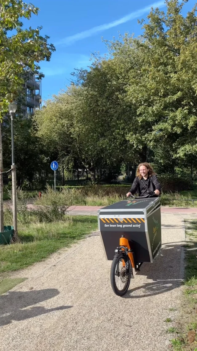 Op pad met de buurtsportcoach

Iedere dinsdag- en woensdagmiddag vind je onze buurtsportcoaches van 16.00 tot 17.00 uur met de bakfiets in het Aziëpark. Voetballen, boksen, badminton en nog veel meer: doe gezellig mee!

Deze keer is buurtsportcoach Jay aan het woord. 👋
En op donderdag? Dan kom je Max tegen!

📍 Aziëpark
Dinsdag & donderdag | 16.00 – 17.00 uur

Wie zien we daar? 

#sportsupport #jongenoudinbeweging #haarlem #schalkwijk